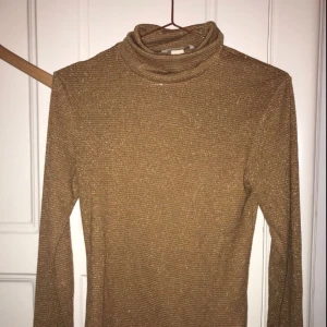  - Glittrig polo från H&M