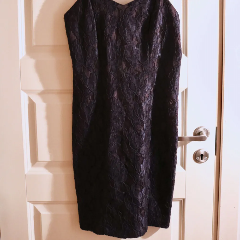 Fin vintage-klänning! Kort klänning i mörkblå spets med dragkedja där bak. Köpt på Beyond Retro och säljer då den tyvärr var för liten för mig! Aldrig använd.. Klänningar.
