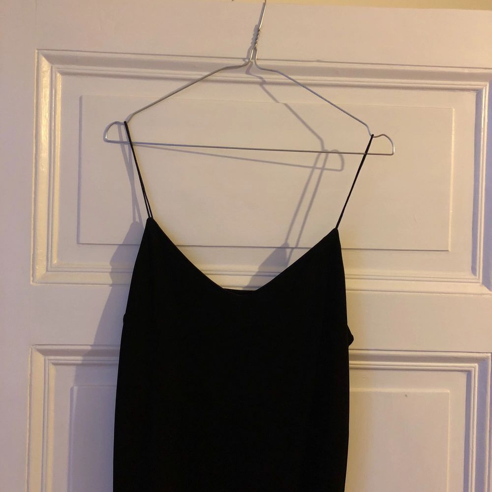 Superfin enkel svart klänning från & Other Stories i strl 40. 100% viskos. Säljer pga för stor för mig. Knappt använd!. Klänningar.