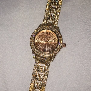  - Roséguld Damklocka med strass/diamanter. Geneva. Helt ny. Pris är klart och prutat.