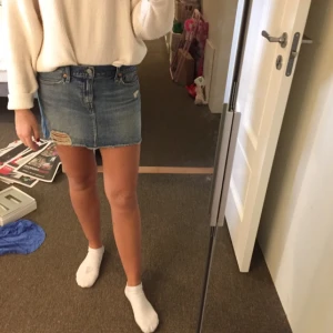  - Säljer min Levis kjol som är knappt använd!  Skriv för fler bilder  Betalning: swich & frakt:50kr