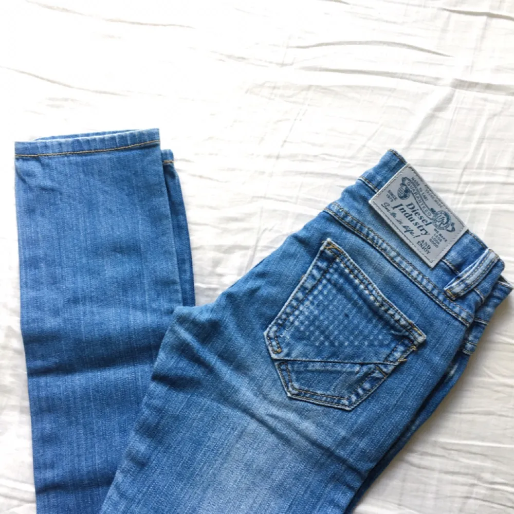 Använda ett fåtal gånger. Jättesnygga jeans som verkligen formar rumpa och lår! Har varit bland mina favoritbyxor då de sitter så snyggt. Men använde dem inte länge då jag gick upp i vikt och slutade använda dem! 🌹 60 kr frakt . Jeans & Byxor.