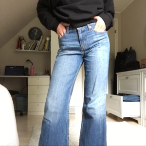  - Avklippta utsvängda Levis jeans 