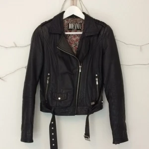 Skinnjacka från Jofama by Kenza - Skinnjacka från Jofama by Kenza.  Köpt för 2500kr. Väl använd men fortfarande i bra skick. Lädret har bleknat på vissa ställen (se bild 3). Fler bilder kan skickas.  Frakt tillkommer 