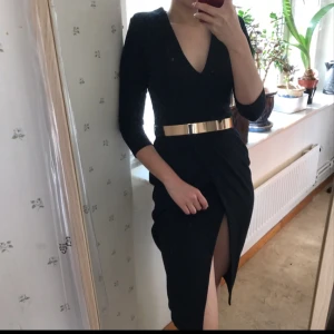 - Super elegant klänning, passar bra till finare tillfällen,  Med guldfärgad bälte som man kan ha med eller utan.