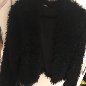  - "Päls" jacka från gina nypris 300 