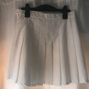  - Superfin tenniskjol i mycket gott skick! Ca 65 cm mått i midjan. Möts upp i stockholm!