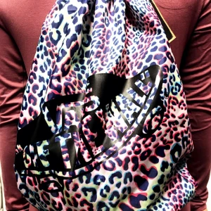  - Mönstrad gympapåse från Vans säljes för 80kr, frakt tillkommer. Väskan är aldrig använd, därav är den i topp skick. Kan även mötas upp i Malmö. Betalning sker via swish.