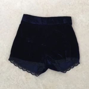  - Köparen står för frakt. Mörkblå shorts i sammet. Knappar på baksidan. Whitney ports kollektion för bikbok. 