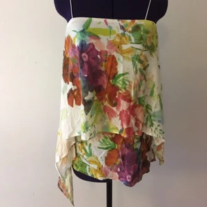  - topp med otroligt vackert blommönster och häftig modell. bra kvalitet förutom två minihål som jag kan skicka bild på vid intresse. kmr lägga upp många annonser närmsta tiden och ju fler plagg du vill ha, desto större mängdrabatt får du. möts upp i sthlm eller skickar om du betalar frakten.