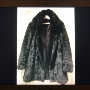  - Fin fuskpäls / faux fur från Ellos. Stl 34 men passar även 36. Fin passform, varm och skön.  Frakt tillkommer, 80kr.