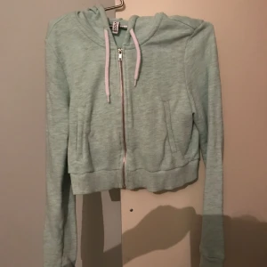  - Grön :S  Vit och blå:122/128  Ljus brun :38  100kr för 3 