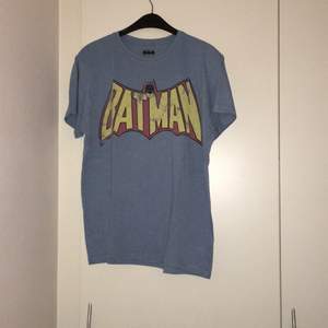 T-shirt  med Batman tryck (även sliten detalj på trycket) från Primark i Berlin i strlk L men sitter som en M.