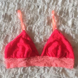  - Supersöt spetsbh från Gina Tricot. Helt oanvänd, så den är som ny!