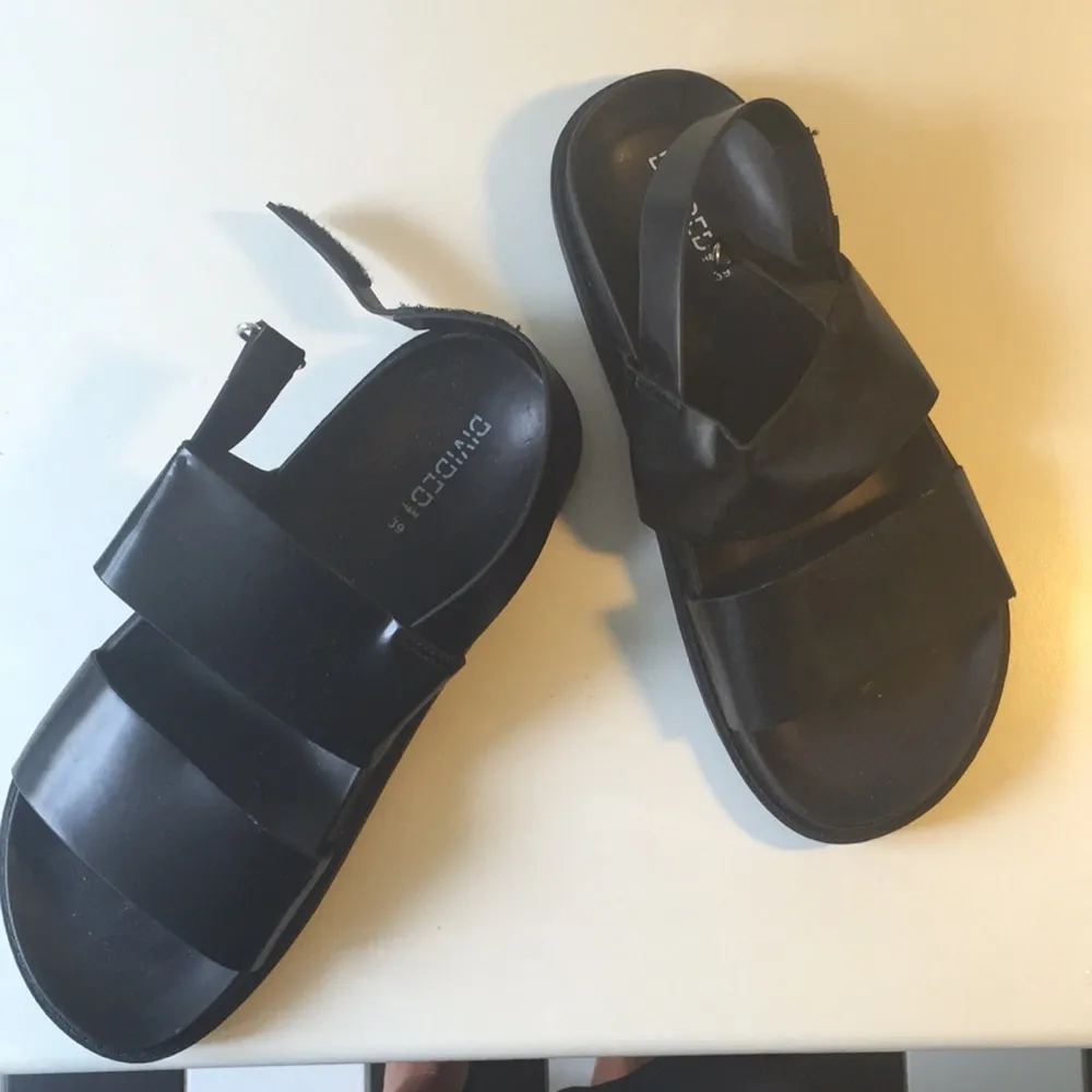 Snygga svarta sandaler ifrån H&M divided. Endast använda en gång. 

Stl 39. Skor.