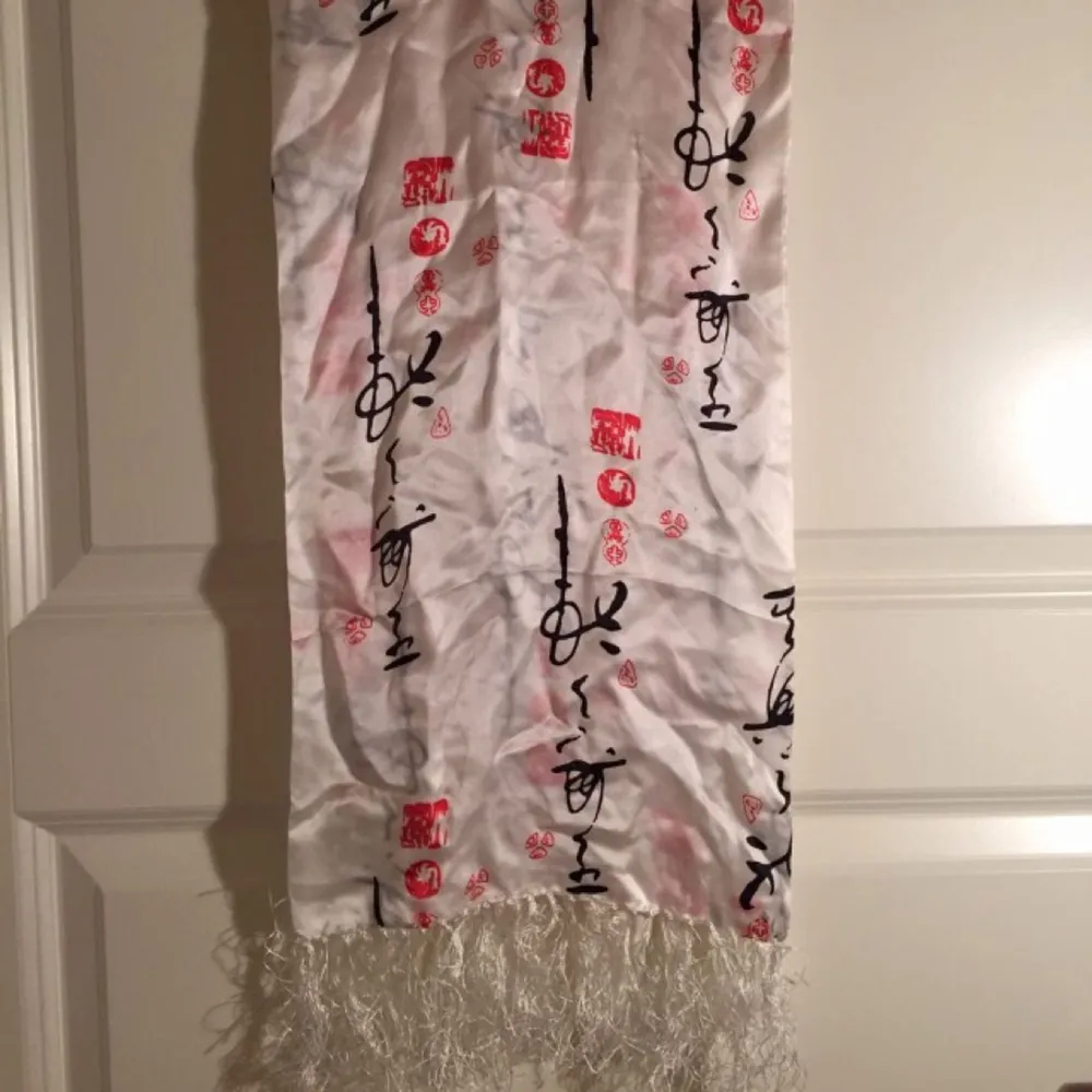 Sidensjal / halsduk/ scarf med japansk text . Övrigt.