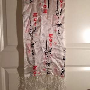 Sidensjal / halsduk/ scarf med japansk text 