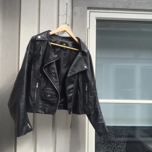  - En fake skinnjacka från H&M

Kan mötas i Stockholm annars funkar frakt och har swish! 