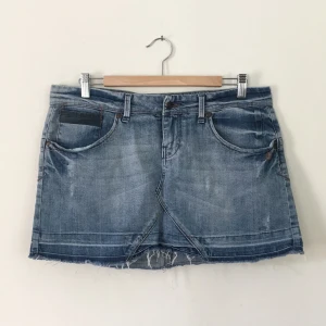  - Snygg jeanskjol från Object

🗯 köparen står för frakten eller mötes upp i Stockholm 
