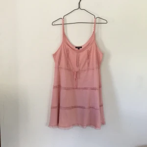  - Smultronrosa klänning med massor av fina detaljer i spets från Topshop 

🗯 köparen står för frakten eller mötes upp i Stockholm 
