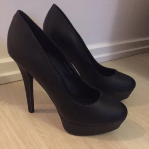  - Snygga svarta pumps i storlek 39. Helt nya!