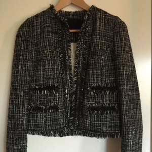 Elegant Jacket in heavy waved. Melange dark gray 
Linning and pinning at the edge 
Glitter deco on both front pocket 
Work, event, daily dress. 
In very good condition. 
Bought in 2014, ny price was 799kr 
