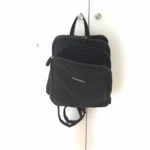  - Jättesöt lagom liten ryggsäck. Väldigt praktisk med många fack och det finns även en dragkedja på banden, så att man kan dra ihop dem till ett band! Fler bilder kommer snart