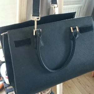  - Axel/handväska från h&m i fejkskinn.
Två stora fack och ett fack i "avskiljaren" i mitten.