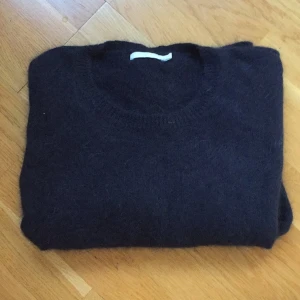  - Jättefin stickad tröja från Weekday. Lite kortare i ärmarna. 70% angora 30% polyamid. Supermjuk
