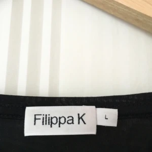  - Svart bas T-shirt från Filippa K. Storlek L men passar allt ifrån XS-L beroende på vilken passform man vill ha. Använt max 3 gånger. 