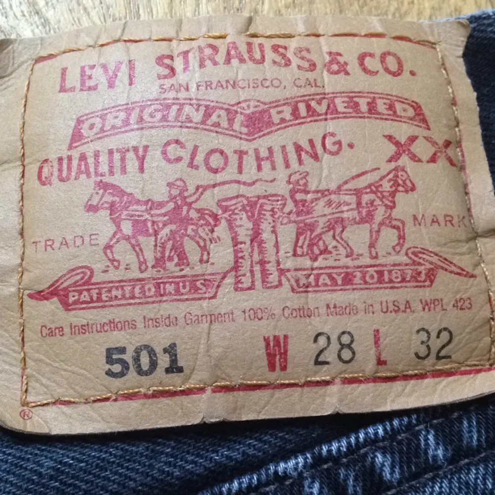 Fina svarta Levi's 501 med nitar på ena fickan
Strl. 28 men jättesmå, passar en 24/25.. Shorts.