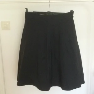  - Klockad kjol ifrån French Connection. 
Tar swish, köparen står för frakten. 