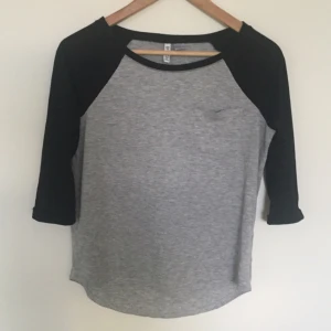  - Trekvarts tröja från H&M. Väl använd och är i mycket bra skick. Har en sydd ficka på vänstra sidan av bröstkorgen. Väldigt skönt material!