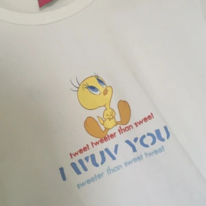  - Vit långärmad tröja i bra skick, som sitter väldigt bra. Mycket skönt material!