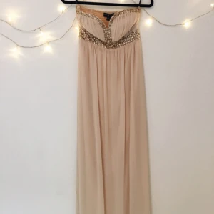  - Jättesnygg klänning som jag hade på balen, köpt för 1000kr, endast använd en gång, mycket bra skick
Passar perfekt till bal eller liknande, fråga gärna efter fler bilder om så önskas.

Kan mötas upp i Stockholm, annars tillkommer frakt!