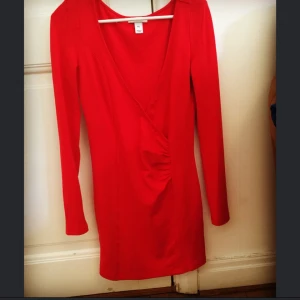  - Säljer min klänning. Använd fåtal gånger och i bra skick. Jag är 163 cm och väger 60 kg & storleken sitter perfekt på mig (strl XS) 