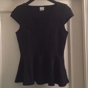  - Peplumtopp från Gina Tricot med mesh mellan bysten för en sexig look. Endast använd 1 gång. Skickar fler bilder om så önskas.