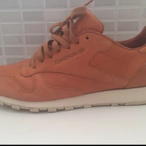  - Reebok Classic horween leather. Grym läderkvalitet på dessa. Släpper billigt eftersom dom används för lite. Använda cirka 5 gånger