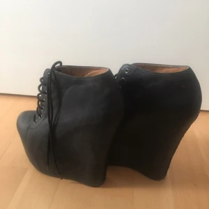  - Säljer mina Jeffrey campbell skor i storlek 39. Dom är använda en gång och i bra skick. Priser Kan diskuteras och skorna kan skickas. Mottagaren betalar 