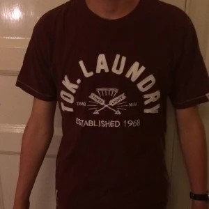  - Snygg vinnröd tröja från 'Tokyo laundry'. Mjukt bomullstyg passar perfekt som mys eller chilltröja! 