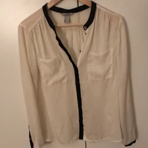  - En fin tunika liknad tröja knappt använd.