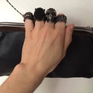  - Knappt använd väska med döskallar i handtaget. Kedjan går att stänga in i väskan. Fejk-skinn.