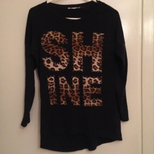  - Långärmad tröja med leopard tryck. Längre baktill. Kan skickas mot fraktkostnad.