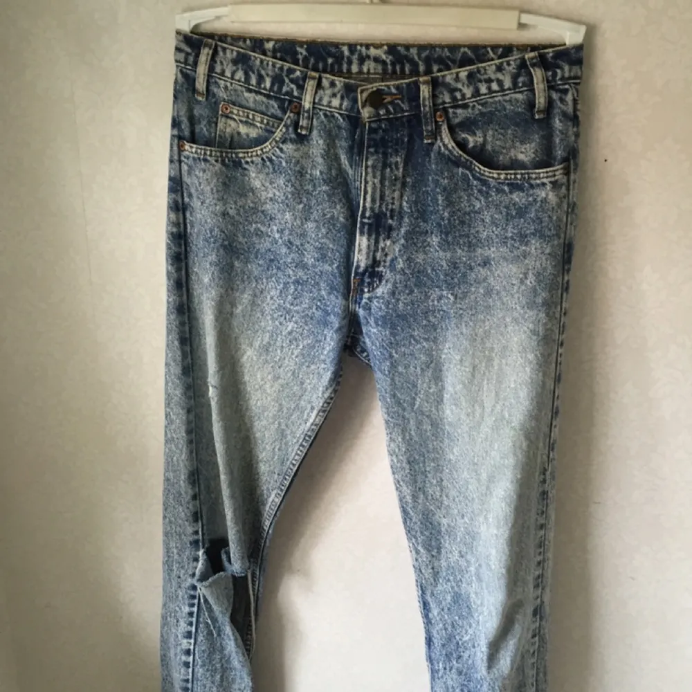 Snygga baggy jeans från levis. Köpta på second hand med hål i ena knät! Supersnygga på!. Jeans & Byxor.