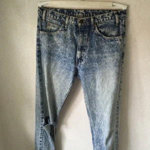  - Snygga baggy jeans från levis. Köpta på second hand med hål i ena knät! Supersnygga på!