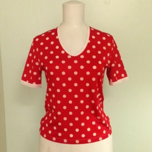  - Söt t-shirt i nylonstretch. 70-tal. 