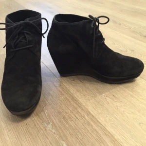  - Väldigt bekväma och stadiga Vagabond skor. Kilklack, svart mocka, storlek 39. Mycket fint skick. 
Ord. 999 kr. 
Har swish. 