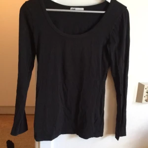  - Fin svart tröja.
