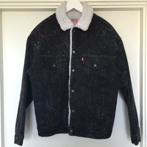  - Supersnygg vintage sherpa jeansjacka från Levis!!! Svart/grå med småsmå vita prickar. Se bild :) passa på att fynda! One of a kind!!! Står ingen storlek på, men uppskattar den till en M, unisexmodell. Så snygg på oversize. Mått: bröst 56cmx2, längd 63 cm🙌🏼

Eventuell frakt betalas av köparen❣😙