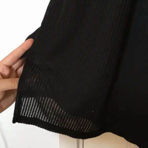  - Tight ribbad klänning från bikbok, köpt förra sommaren men endast använd en gång. Hög neckline och mer genomskinlig 10 sista cm. Midi-längd! 